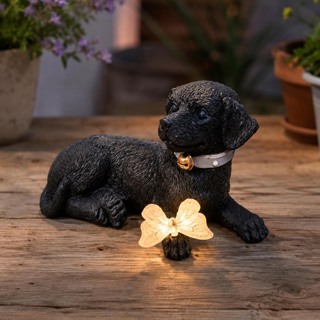 Statue de chiot avec lumière solaire papillon
