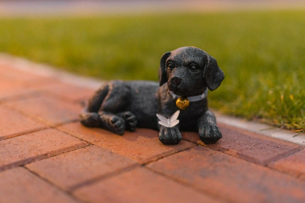 Statue de chiot avec lumière solaire papillon
