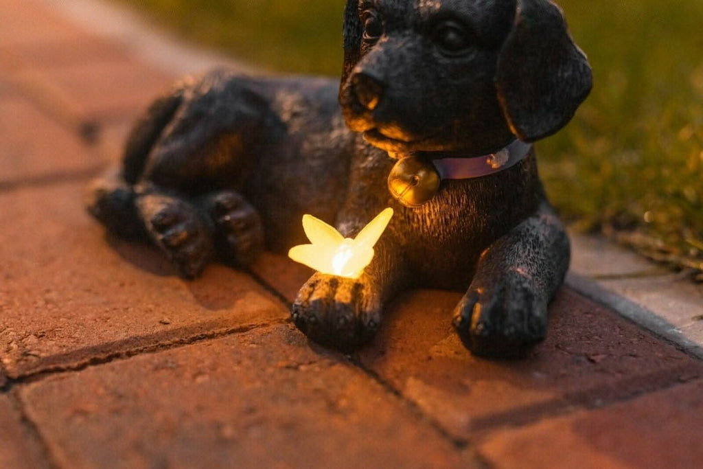 Statue de chiot avec lumière solaire papillon